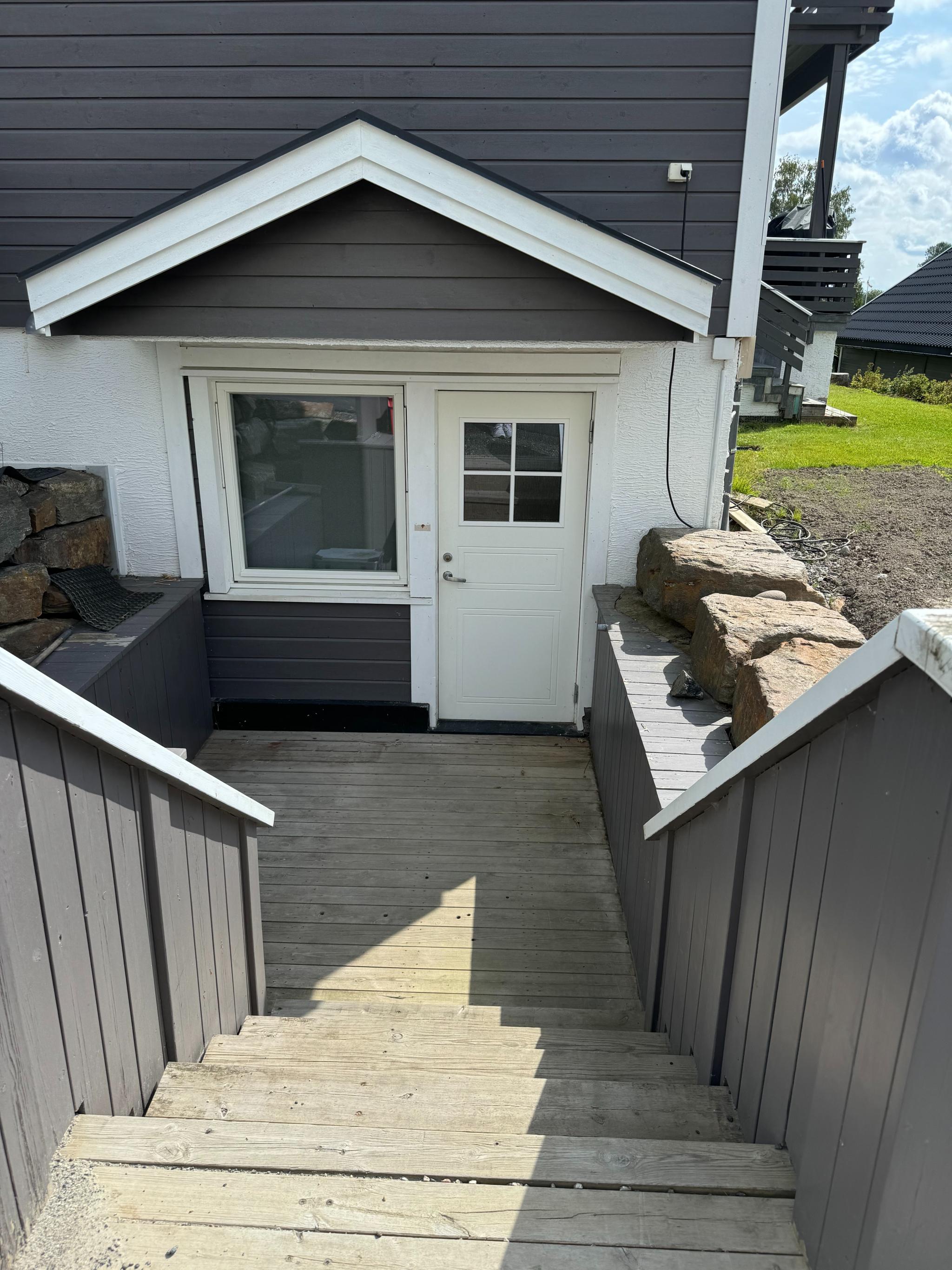 Egen inngang til leiligheten, separat fra de andre leilighetene i huset.